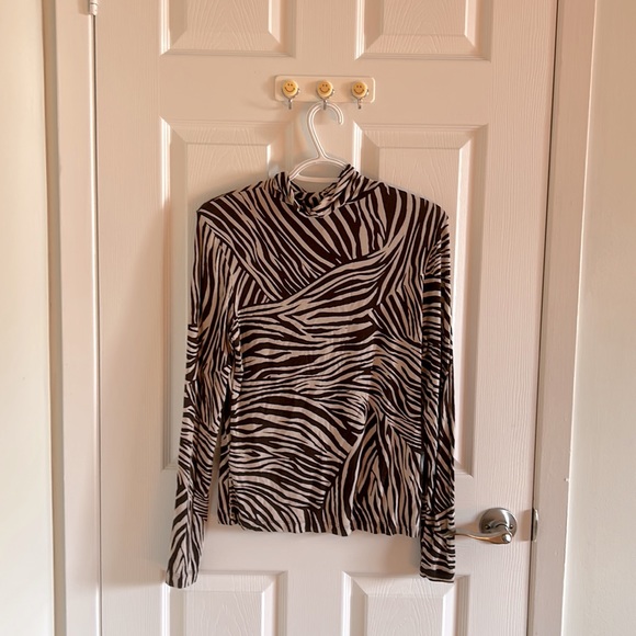 H&M Zebra Print Lightweight Turtleneck - Picture 2 of 2
